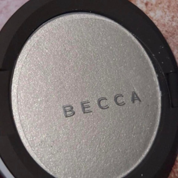 Becca shimmering skin highlighter in shade pearl new perfect condition - Picture 2 of 3